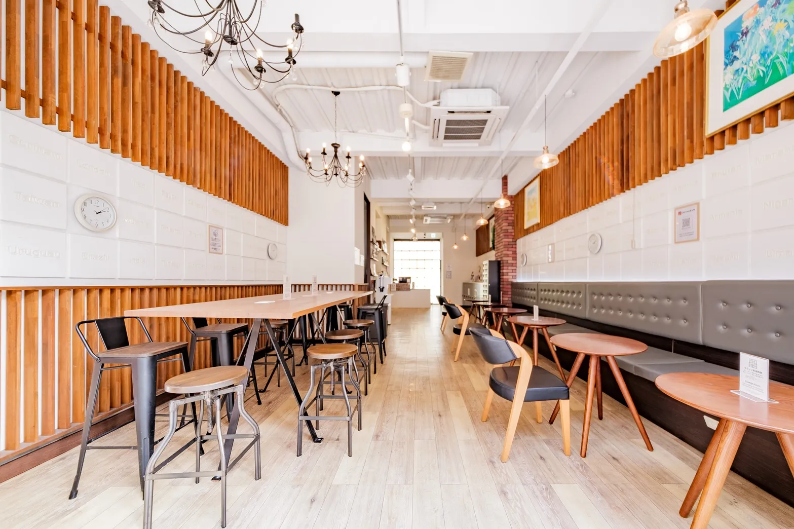 Spacious lounge at Hostel JAZ Ueno with power outlets and free WiFi